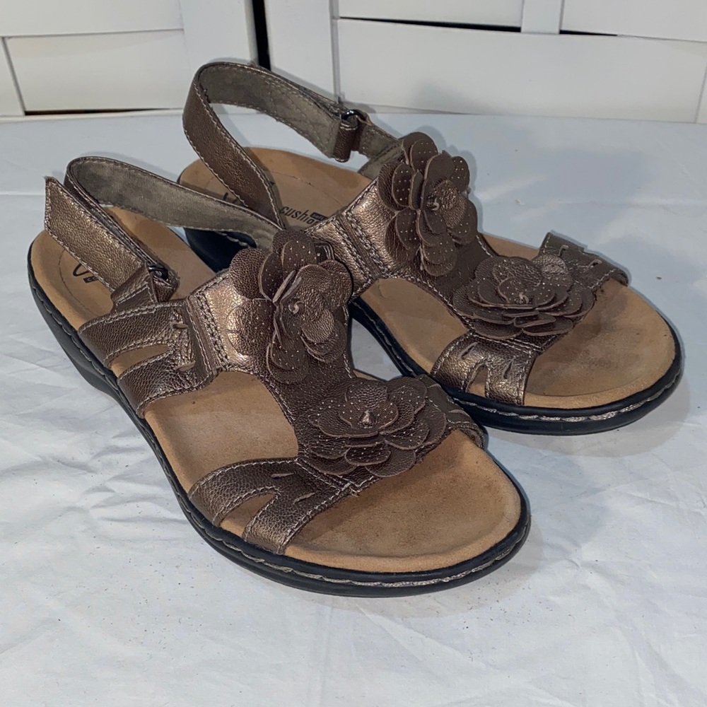 Clark’s Leisa Clayton Women's Metallic Sandals with Floral Design Size 7.5